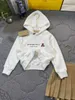 Neue Baby-Trainingsanzüge für Kinder, Herbstset, Designer-Kleinkindkleidung, Größe 90–150, Kapuzenpullover und khakifarbener Faltenrock, 10. November