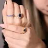 Med sidogenar Gem's Beauty Princess Diana Inspired Statement Engagement Ring 14K Guldfylld Sterling Silver Lab Blue Sapphire Birthstone Ring 230411