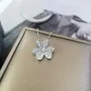 Fanjia Collana a trifoglio con ciondolo a forma di trifoglio intarsiato in oro placcato argento sterling con tre petali pieni di catena di clavicole di diamanti