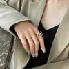 Pierścienie zespołowe europejskie i amerykańskie przesadą tytanowe stalowe kolory geometryczny pierścienie dla kobiety 2020 Nowa moda koreańska biżuteria P230411