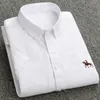 Mäns avslappnade skjortor sommar oxford bomull män skjorta kort ärm vit social skjorta avslappnad solid formell komfortknapp officiell arbetsklänning skjorta 230411