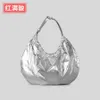 Han Feng Xiaozhong Bolsa de prata plissada feminina simples nuvem bolsa casual moda grande capacidade bolsa de ombro 231111