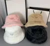 Cappelli a secchiello di marca di moda per uomo e donna Autunno e inverno Cappello a triangolo in metallo caldo tinta unita in peluche autunno e inverno regalo a65