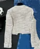 Designer di giacche da donna 23 Pre Autunno New Chic Versatile cappotto in lana sottile a quattro tasche con design a righe H5GV