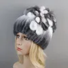 BeanieSkull Caps 2023 Merk Vrouwen Echt Rex Konijnenbont Hoeden Winter Mutsen Gestreepte Top Bloem Warm Real Knit 231110