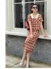 Tvådelklänning Spring Summer Elegant Retro Plaid Suit Women's Short Doll Collar Shirt Hög midja rak kjol 230410