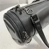 2024 Brev över Duffel Bag Women Designer Boston Handväskor Svart lädercylinder Crossbody Väskor Män reser bagage Totes Designers Duffels