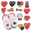 Het försäljning 50-100 st rött hjärta t-shirt sandaler sko charms barn sko knapptillbehör passar krok jibz semestergåvor till par