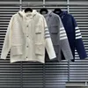 Vestes pour hommes Mens TB Tricoté Pull Designer Veste Épaisse Aiguille En Peau De Mouton Fermeture À Glissière Capuchon Amovible Casual Haut Polyvalent Pour Hommes Et Dhvtc