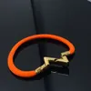 2023 Nouveaux bracelets de charme de mode haute à la mode double V double v corde à main à la main élastique orange rouge vert rose noir noir violon pour femmes hommes Valentin cadeau