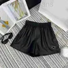 Shorts Femmes Designer 2023 Winter Triangle Luxury Designer Femmes Cuir Noir Pour Automne Lady Casual Taille Haute Lâche Mini PQCJ