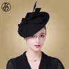 femmes formelles église chapeaux noirs
