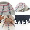 Sombreros de ala tacaña Diseño Gorros a rayas para mujeres Hecho a mano Gorros de punto de ganchillo Niñas Invierno Hip Hop Street Bucket HatSkullies 230411