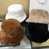 Winter emmer hoedontwerpers petten. Een mooie hoed van de mannen dames honkbal visser hoeden mode comfortabel pluche materiaal beanie kasjmier casual outdoor