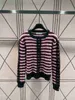 Pulls pour femmes Designer Designer de luxe Tricots de mode 2023 Automne Stripe Pull en tricot Femmes O-Cou à manches longues Bouton d'or Lâche Casual Pull H2PE