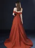 Vestidos de noite de namorada do ombro A-line Brick Red sem costas cetim simples e elegante e elegante Celebrity Prom Party Vestidos 2023
