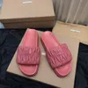 2023 New Style Women Fashion Beach Slippers äkta läderdamer Flip Flops Sandaler Svart högkvalitativt sommar utomhus tofflor mjuka fårskinnsandaler med låda