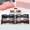 Modedesigner-Sonnenbrille mit Buchstaben M, bunte Vollformat-Sonnenbrille mit Geschenkbox