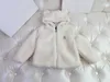 Luksusowa kurtka maluchowa zima niedźwiedź na uszach designer ubrania dziecięce rozmiar 100-160 czyste białe jagnięce włosy do włosów dla dzieci nov10