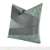 Kussenmodel Kamer Moderne eenvoudige donkergroene geometrische S gestoffeerde zachte levende bank tegen de tas op bedpillow
