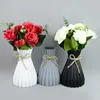 Vase 1PC Nordic Style Flower Vase Plastic White Pink Grey Imitationウェディングデスクトップ用のセラミックフラワーポットフラワーバスケット