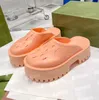 Womens Platform Sandaal Designer Slides In elkaar grijpende geperforeerde rubberen Summer Beach Slipper Slip On Mule Sliders Dubbele transparante gesp Waterdichte Slide