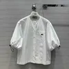 Blusas de mujer Camisas diseñador Blanco 2023 Primavera Nuevo estilo Casual Cuello redondo Empalmado Manga de linterna Un solo pecho 2M2P