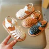 Första vandrare Vintange Weave Solid Girl S Sandaler Stängt tå för tjejbarn Baby Flat Girls Summer Shoes F02234 230411