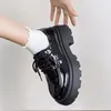 Модельные туфли. Осенние удобные женские туфли из искусственного материала и универсальные лоферы черного цвета на толстой подошве с неглубоким носком.