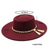 Brede rand hoeden emmer hoeden fedora hoed parelketen serie herfst en winterring platte top fashion mannen en vrouwen voelden jazzhoed fedora 230410