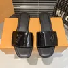 Lock It Women Flat Bottom Slippers Slide Designer Luxury Luxury Metal Lock Blopt Moccasins Sandals