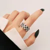 Кольца кластера IFME, винтажные шахматные кольца на палец для женщин и девочек, черное металлическое кольцо в стиле панк с геометрическим рисунком, подарки для вечеринок, трендовые ювелирные изделия 2023