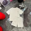 23SS Jungen T-Shirt Shorts Anzug Kinder-Sets Kinder-Designer-Kleidung Rundhalsausschnitt Reine Baumwolle Rückendruck Stickerei Kurzarm-Shorts Anzüge Babykleidung