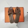 terlik tasarımcısı Bayan Plaj terlikleri ünlü Klasik Düz topuk Yaz Tasarımcısı Moda floplar deri bayan marka Slaytlar kadın ayakkabıları Otel Banyosu Bayanlar