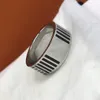 NYA 2023 Luxury Brand Love Ring Womens Couple Rings Mens Fashion Cool Girl Sneutral Carved Emalj smycken Tillbehör Första val för sammankomster