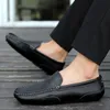 Klänningskor läder män skor lyx trendiga avslappnade slip på formella loafers män mockasins italienska svarta manliga körskor sneakers 230410