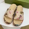 Женская квартира Дизайнер Дизайнер Слиды Слайды Сандалос Сандлс Сандлс летние туфли классическая бренда толстая повседневная женщина за пределами тапочек Sliders Sliders Beach Sandals 10a с коробкой