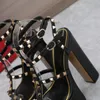 Stud Srivet Platform Pumps Sandálias de salto grosso Salto grosso Bloco quadrado sapatos abertos designer de luxo feminino sola de couro envernizado Sapatos para noite calçados de fábrica