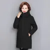 여자 트렌치 코트 후드가 달린 두꺼운 다운 재킷 여성 2023 중년 어머니면 겨울 코트 할머니는 대형 크기 긴 파카 여성을 착용합니다.