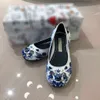 23ss dzieci markowe buty dziecięce buty markowe dziewczęce wiosenne letnie buty księżniczki klasyczne niebiesko-białe porcelanowe dopasowane diamenty płaskie sandały rozmiar 26-35