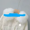 レディースダウンジャケットとパーカ冬の新しいデザイナー女性の長い膝のコートフード付き厚い暖かい大きなファーカラーコットンファッションブランドバッジジャケットストップ