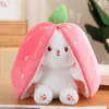Creative Funny Doll Morot Rabbit Plush Toy Kawaii Fylld mjuk kanin som gömmer sig i Strawberry Bag Toys for Kids Girls Birthday Present