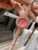 Нарученные часы 25 мм женские зеленые драгоценные камни Quartz Watch Женская полная циркона розовые наручные часы Круглый ледяной бриллиант Свадебная вечеринка