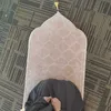 イスラム教徒のラマダンのためのカーペットフランネル礼拝パッドの祈りのマットは床カーペットのエンボスエンボスをかけています。