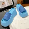 Venta caliente para mujer, famosas sandalias de diseñador, pantuflas de bizcocho, gente perezosa, pantuflas elevadas con la firma de diamantes calientes en la plataforma superior, sandalias, sandalias.