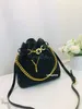 23 Nuevo bolso de diseñador de lujo Bolso de hombro Moda femenina Emparejamiento de moda Bolso de cubo Bolso de estrella Nuevo material Cuero blanco y negro Regalo de compromiso