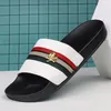 Pantofole di grandi dimensioni 36-45 per uomo donna Pantoufle floreale lupo tigre ricamo piatto diapositive di design estate all'aperto casa scarpe da spiaggia graffi Dhgate Sliders