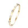 Braccialetti di lusso a forma di cuore placcati in oro con zirconi bianchi Braccialetti geometrici in cristallo CZ per regalo di gioielli da donna