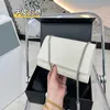 Luxury Messenger Chain Bags Designer Bag Clamshell Box 2 Color Fashion Påsar Söm LÄDER LAMMER METAL SVART Justerbar handväska Middle Underarm Pack
