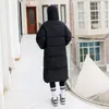 2023 Winter Down Cotton Jacket Kvinnor Långt under knäet Löst Plus-storlek Bomullsbomdad kappa förtjockad ny bomullsbyggnad Breat Brödrock